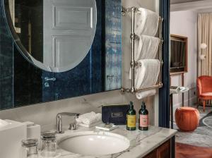 Alcove Room with One Queen Bed room in Millennium Hotel Paris Opera