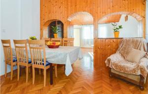 Amazing Apartment In Podstrana With 3 Bedrooms And Wifi