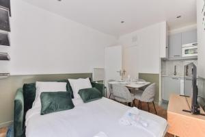 indépendant flat: canal st martin&trains stations!