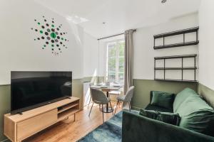 indépendant flat: canal st martin&trains stations!