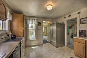 Walkable Ten Sleep House w Patio & Sunroom!