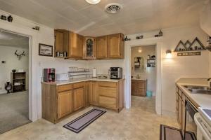 Walkable Ten Sleep House w Patio & Sunroom!