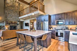 Pool Access: Cle Elum Mtn-View Cabin w Game Room