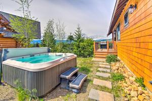 Pool Access: Cle Elum Mtn-View Cabin w Game Room