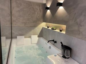 Jacuzzi Suite Ladadika