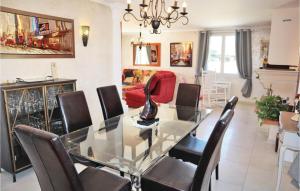 Lovely Home In Valreas