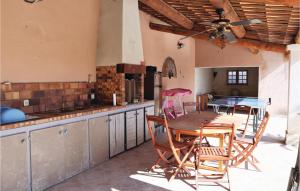 Maisons de vacances Nice Home In Valreas With 4 Bedrooms, Wifi And Outdoor Swimming Pool : photos des chambres