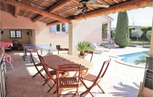 Maisons de vacances Nice Home In Valreas With 4 Bedrooms, Wifi And Outdoor Swimming Pool : photos des chambres