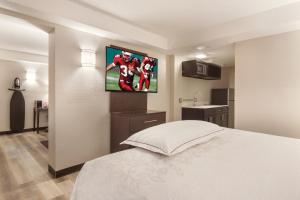 Premium Suite with Multiple Beds Disability Access with Kitchenette Smoke Free (Upgraded Bedding and Snack Box) room in Red Roof Inn PLUS & Suites Erie