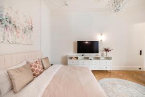 Premium Warsaw Center Studio by BookingHost