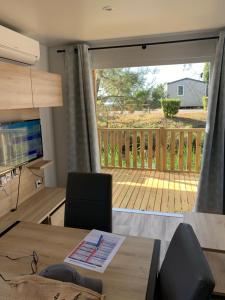 Envie d un break de paysages sauvages et de nature ce mobile home neuf tout confort climatise idealement situe au bord de l eau dans un camping 4 etoiles vous attend pour un week end quelques jours ou des vacances en famille