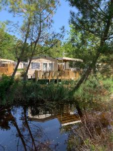 Envie d un break de paysages sauvages et de nature ce mobile home neuf tout confort climatise idealement situe au bord de l eau dans un camping 4 etoiles vous attend pour un week end quelques jours ou des vacances en famille