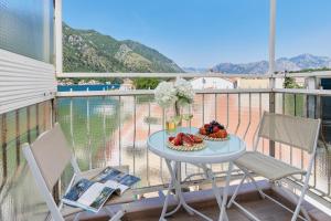 Apartment Plagenti with Sea View