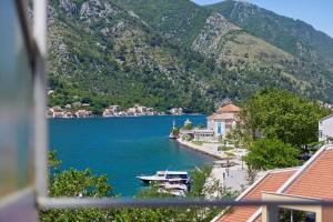 Apartment Plagenti with Sea View