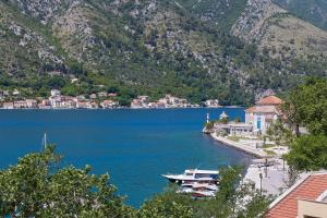 Apartment Plagenti with Sea View
