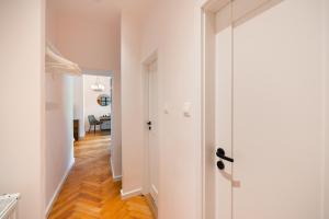 Comfortable Old Town Apartment by BookingHost