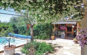 Maisons de vacances Beautiful Home In St-privat-des-vieux With Wifi, Private Swimming Pool And Outdoor Swimming Pool : photos des chambres