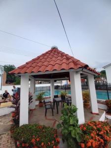 Casa comoda, bien ubicada en conjunto con piscina