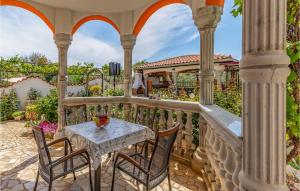 2 Bedroom Cozy Apartment In Medulin 