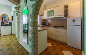 2 Bedroom Cozy Apartment In Medulin 