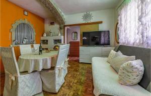 2 Bedroom Cozy Apartment In Medulin 