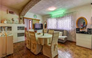 2 Bedroom Cozy Apartment In Medulin 