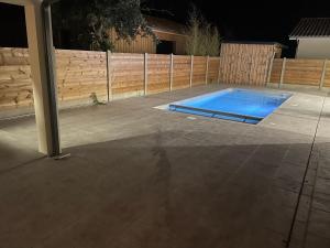 MAISON moderne avec piscine chauffée