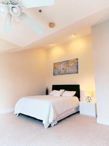 3 Story Lake House Near Historic Downtown