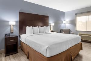 King Room with Bath Tub - Disability Access/Non-Smoking room in Best Western Plus Orange County