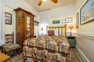 Double Room with Shared Bathroom room in San Remo Hotel