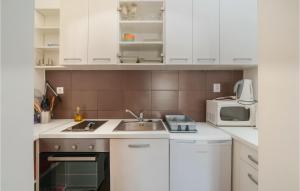 Gorgeous Apartment In Sutivan With Wifi