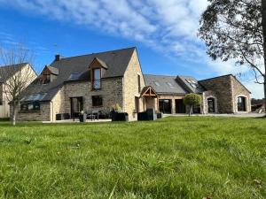 Maisons de vacances Gite Ti Maen piscine interieure 12 personnes : Maison 6 Chambres