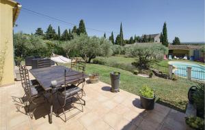 Maisons de vacances Cozy Home In Caumont Sur Durance With House A Mountain View : photos des chambres