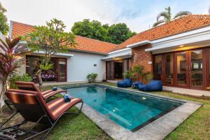 Villa Kamboja Premium walk to double six Beach - enclosed living room with AC