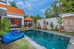 Villa Kamboja Premium walk to double six Beach - enclosed living room with AC