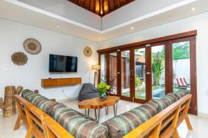 Villa Kamboja Premium walk to double six Beach - enclosed living room with AC