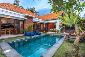 Villa Kamboja Premium walk to double six Beach - enclosed living room with AC