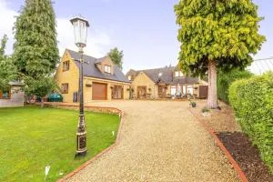 Beautiful 4-5 bedroom village house with rural views - Little Compton