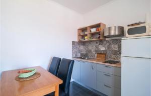 Lovely Apartment In Sutivan With Wifi