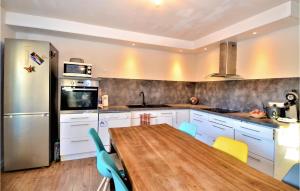 Maisons de vacances Amazing Home In Saint-quentin-la-poter With Outdoor Swimming Pool : photos des chambres