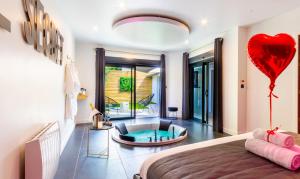 Maisons de vacances Le Secret - Nuit romantique avec Jacuzzi privatif - Champagne offert - Climatisation : photos des chambres