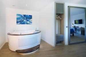 Logis Hôtel & Spa Déjeunez Sous LArbre