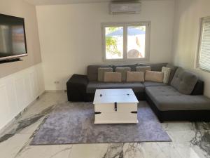 3 Pièces climatisé en rez de jardin avec piscine