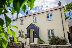 Tall Ships, 75m to harbour, secluded garden & parking for 3 cars