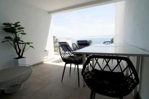 Deluxe sea view apartment with a swimming pool