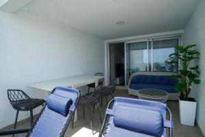 Deluxe sea view apartment with a swimming pool