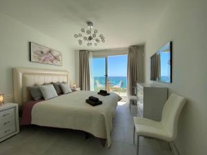 Deluxe sea view apartment with a swimming pool