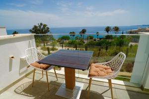 Deluxe sea view apartment with a swimming pool