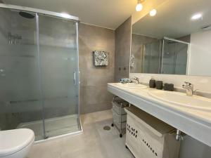 Deluxe sea view apartment with a swimming pool