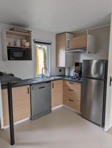 Campings 200m de la plage Bungalow LUXE de 44m2 Menage et draps inclus Camping 5 Etoiles Mayotte Lac Biscarrosse Koyobalys : photos des chambres